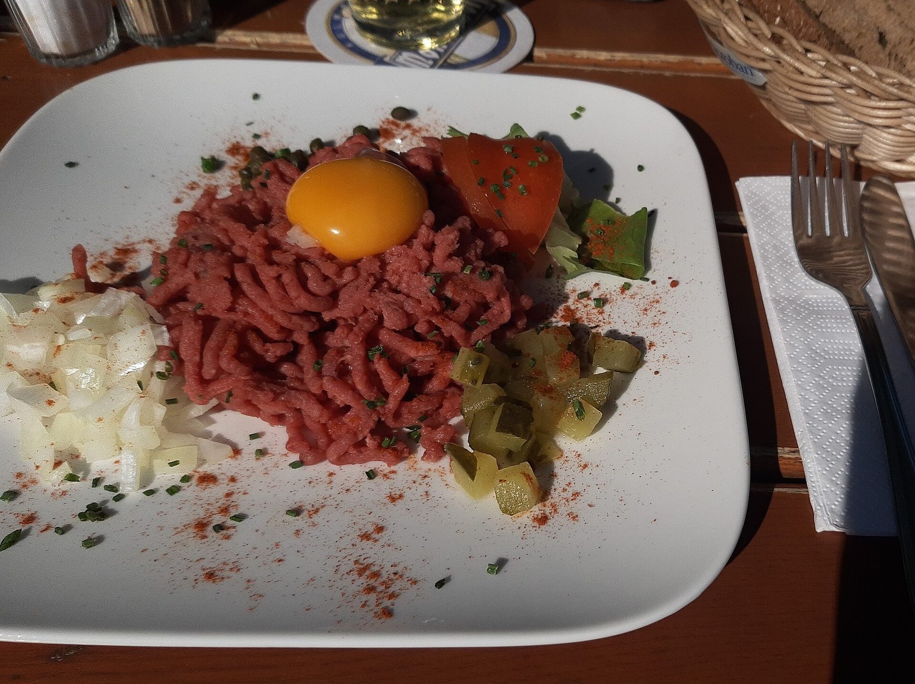 Tartare de boeuf dressé avec soin, préparation maison de la Maison Bréval
